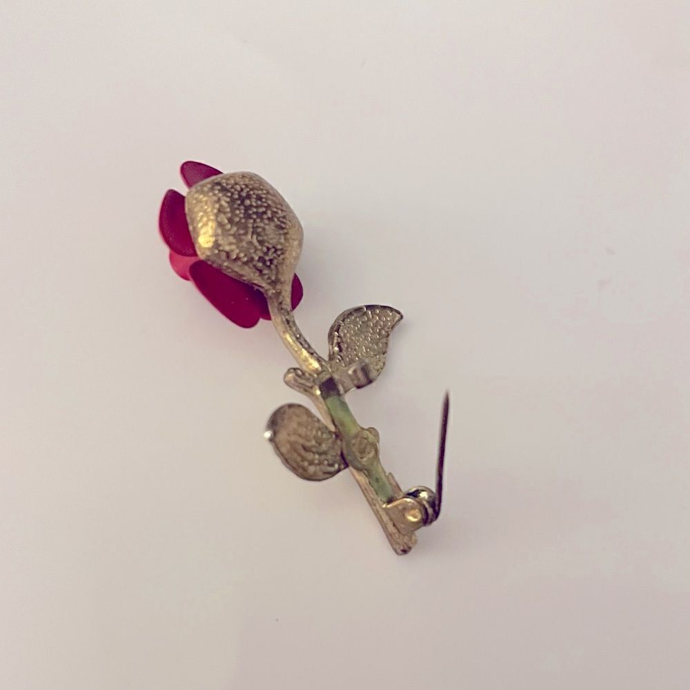 Red Rose Metal Brooch - Picture 4 of 4